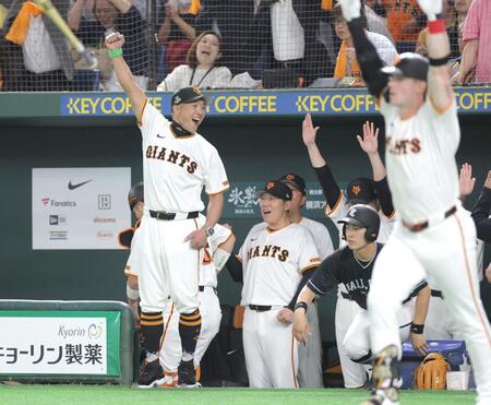 　１０回、若林のサヨナラ打でベンチを飛び出し、ガッツポーズの阿部監督（左）＝撮影・西岡正