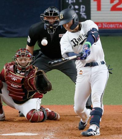 　９回オリックス２死二塁、若月が左中間にサヨナラ打を放つ。捕手石原＝京セラドーム