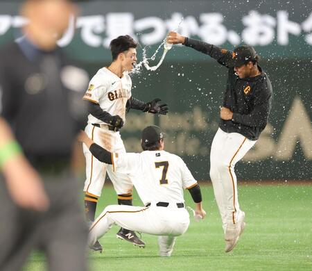 　１０回、サヨナラ打を放ち、ナインに祝福される若林（左）＝撮影・西岡正