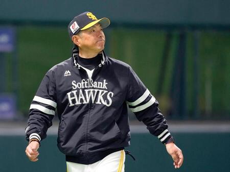 　７回の攻撃を終え、選手交代を告げた小久保監督