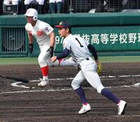 　１回、智弁和歌山・荒井優聖（後方）に右前適時打を打たれた浦和実・石戸颯汰（撮影・開出牧）