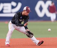 　試合前練習でノックを受ける宗山（撮影・立川洋一郎）