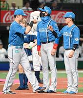 　開幕セレモニーに臨む（左から）清宮幸、新庄監督、矢沢