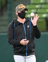 　練習を見守る新庄監督