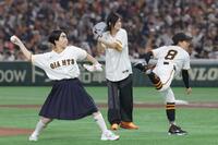 　ファーストピッチを行う（左から）イモトアヤコ、庄司夏子氏、読売ジャイアンツ女子チーム・田中美羽（撮影・西岡正） 