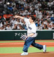 　始球式を務めるウエンツ瑛士（撮影・中島達哉）