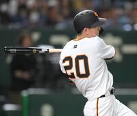 　２回、岡本のバットで左前打を放つ戸郷（撮影・伊藤笙子）