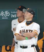 　２回、満塁の好機で得点ならず、上を向く阿部監督（撮影・西岡正）