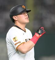 　１回、三飛に倒れ、悔しさをにじませる岡本（撮影・伊藤笙子）