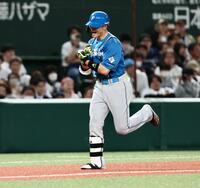 　７回、先制ソロを放ち、三塁を回ってポーズをとる清宮幸（撮影・中島達哉）