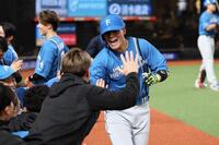 　７回、先制ソロを放ち、ナインに迎えられる清宮幸（撮影・中島達哉）