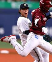 　８回、宮城は辰己に内野安打を許す（撮影・山口登）