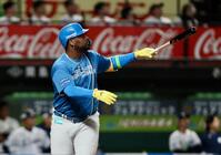 　９回、ソロを放つレイエス（撮影・中島達哉）