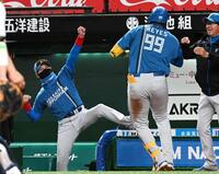 　９回、ソロ本塁打のレイエス（９９）を出迎える新庄監督（左）