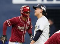 　８回、伊藤に右犠飛を打たれ悔しがる宮城。左は生還した辰己（撮影・立川洋一郎）