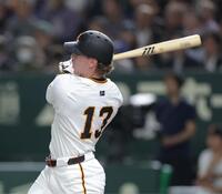 　１回、右越え二塁打を放つキャベッジ（撮影・西岡正）