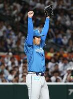 　開幕戦でプロ初完封勝利をあげ、ガッツポーズをする金村（撮影・中島達哉）