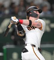 　８回、来日初本塁打となる右越え２ランを放つキャベッジ（撮影・伊藤笙子）