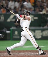 　８回、来日初本塁打となる右越え２ランを放つキャベッジ（撮影・伊藤笙子）