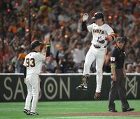 　８回、来日初本塁打となる右越え２ランを放ち、三塁を回って大きくジャンプするキャベッジ（撮影・伊藤笙子）