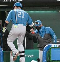 　７回、先制ソロの清宮幸（左）を出迎える新庄監督