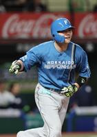 　７回、先制ソロを放ち、ベンチを指さす清宮幸（撮影・中島達哉）