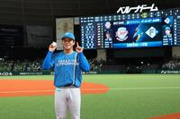 　プロ初完封勝利を挙げ、記念球を手に記念撮影に応じる金村（撮影・中島達哉）