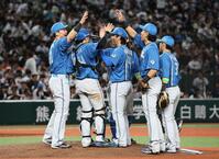 　開幕戦で勝利をあげ、タッチを交わす清宮幸（左）ら日本ハムナイン（撮影・中島達哉）