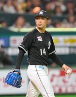 　３回、山川に先制二塁打を許した小島