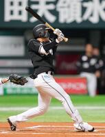 　６回、小川が左前に同点打を放つ