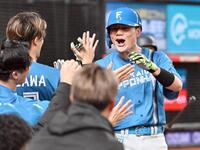 　７回、先制ソロを放ち、ナインに迎えられる清宮幸