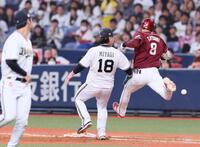 　８回、辰己（８）の打球で宮城（１８）が一塁へベースカバーに入るも内野安打となる＝撮影・立川洋一郎