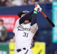 　２回、左翼スタンドへ先制２ランを放つ太田（撮影・立川洋一郎）