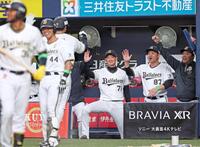 　２回、先制２ランを放った太田を迎えて笑顔を見せる岸田監督（中央）＝撮影・立川洋一郎