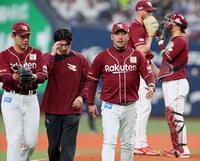 　７回、西口（左）を降板させベンチへ戻る三木監督（中央）＝撮影・立川洋一郎