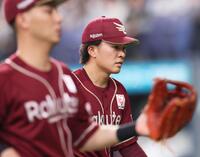 　２回、太田に２ランを浴びて先制を許し、表情険しくベンチへ戻る早川（撮影・立川洋一郎）