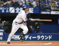 　６回、宮崎は中前適時打を放つ（撮影・佐藤厚）