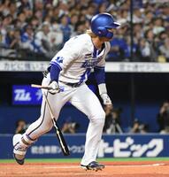 　５回、梶原は中前適時打を放つ（撮影・佐藤厚）