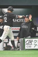 　６回、２ランの佐藤（左）を出迎える吉井監督