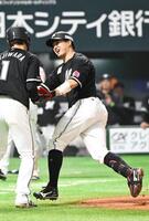 　６回、２ランを放ち、藤原とタッチを交わす佐藤（右）