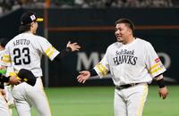 　３回、先制二塁打を放ち周東（左）とタッチする山川