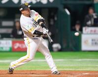 　３回、山川が右中間に先制二塁打を放つ