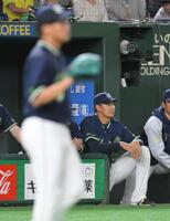 　９回、田口（手前）が吉川に打たれて同点に追いつかれ、今季初勝利が消えた奥川（撮影・伊藤笙子）