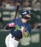 　５回、ライトへ適時打を放つ西川（撮影・伊藤笙子）