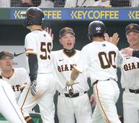 　９回、吉川の同点打で生還した若林（左）、湯浅を迎える阿部監督（撮影・西岡正）