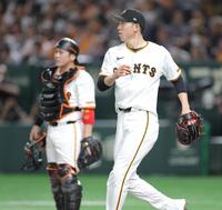 　５回、中村悠に適時打を浴び、３点目を失った戸郷（右）＝撮影・西岡正