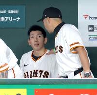 　５回終了後、声をかけられる戸郷。この後に降板した（撮影・西岡正）