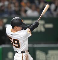 　１０回、レフトへサヨナラ適時打を放つ若林（撮影・伊藤笙子）