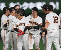 　１０回、サヨナラ打を放ち、ナインに迎えられる若林（中央）＝撮影・伊藤笙子