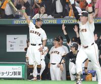 　１０回、若林のサヨナラ打でベンチを飛び出し、ガッツポーズの阿部監督（左）＝撮影・西岡正